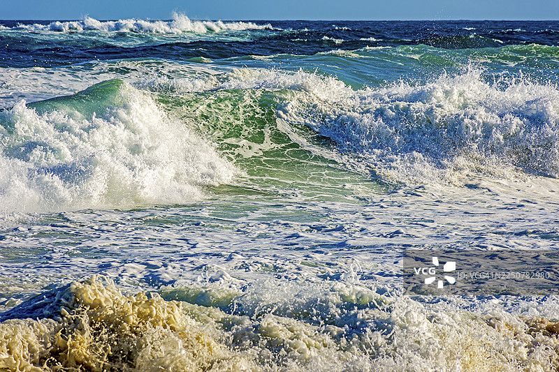 阳光明媚、风力强劲的日子里，巴西里约热内卢伊帕内玛海滩的海浪图片素材