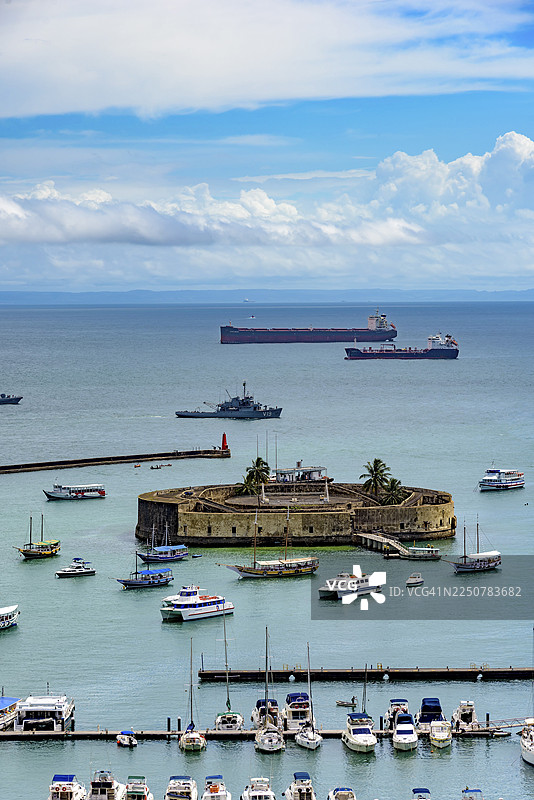 巴西巴伊亚州萨尔瓦多市的万圣湾和圣马塞洛堡鸟瞰图，萨尔瓦多，巴伊亚，巴西图片素材