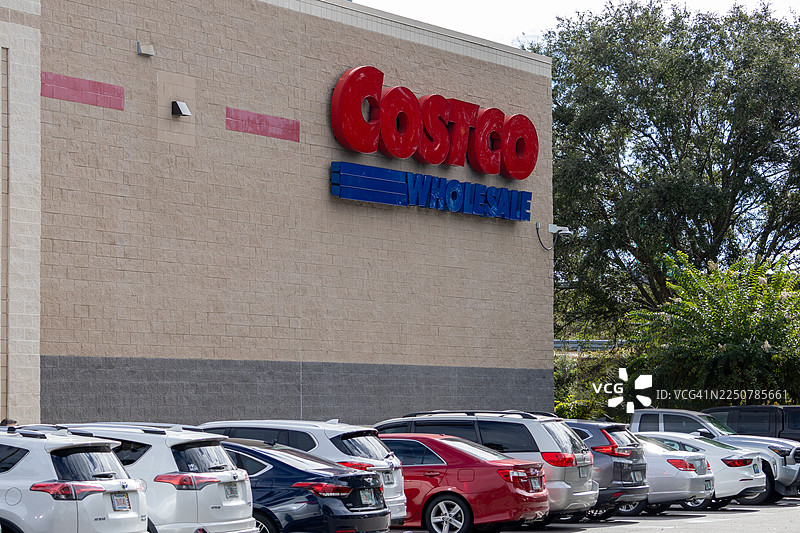 堆叠的购物车和进入 Costco 的会员图片素材