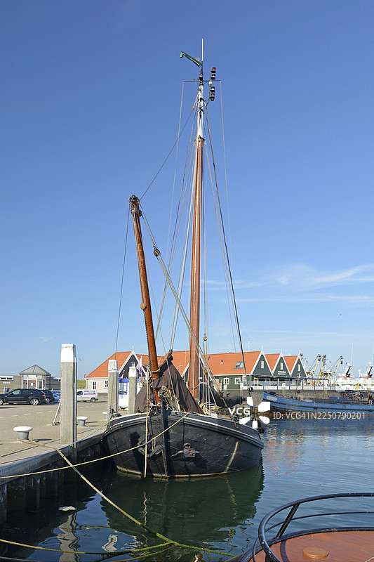 2019年8月，荷兰北部泰瑟尔岛奥德席尔德：老帆船停泊在泰瑟尔岛奥德席尔德港码头图片素材