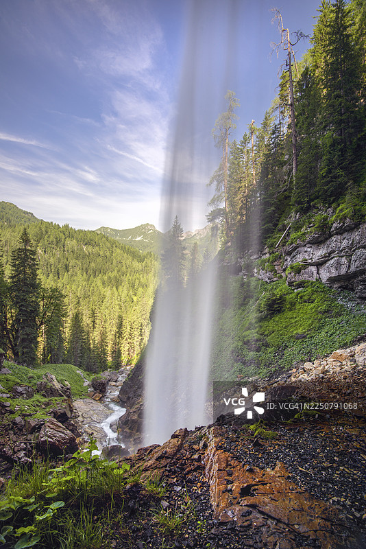 长曝光下的约翰内斯瀑布，蓝天下的瀑布，位于蓬高区翁特陶恩图片素材