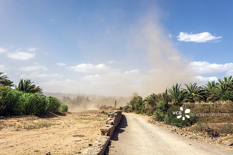 摩洛哥南部公路边缘的云龙卷风。阿格迪兹，扎戈拉，德拉-塔菲拉勒特图片素材