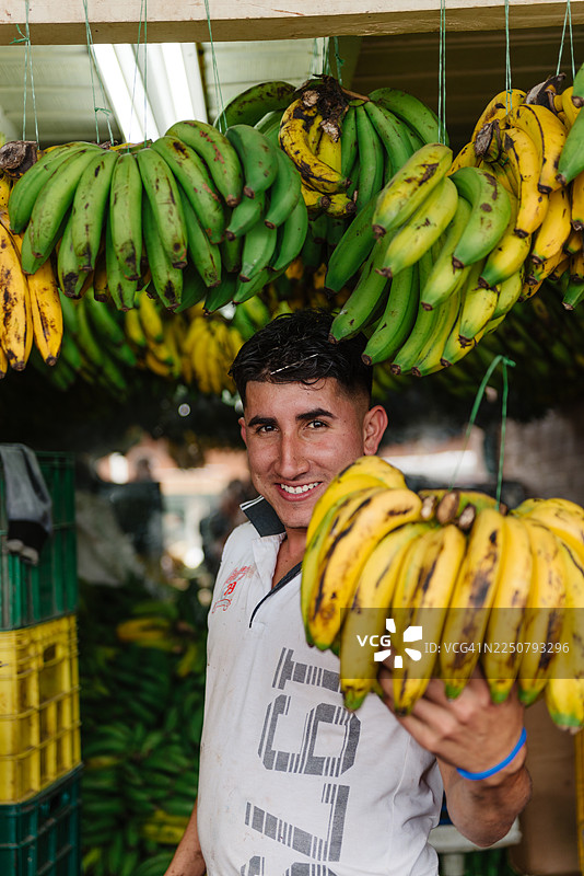 男子在麦德林市场卖香蕉图片素材