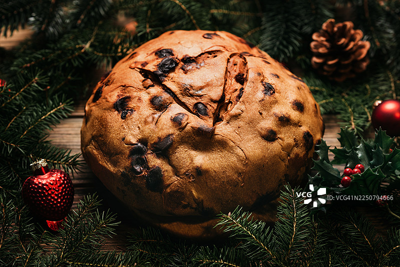 装饰有节日圣诞装饰的传统热那亚潘多洛蛋糕图片素材