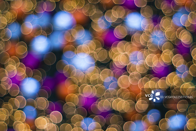 圣诞节抽象模糊背景。多彩灯光。失焦图像。模糊的圣诞树花环图片素材