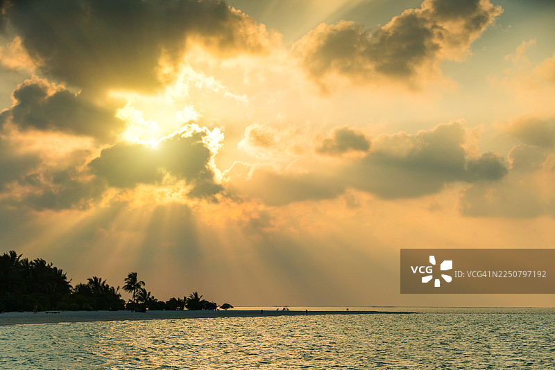 马尔代夫南阿里环礁迪菲什度假岛屿的热带天堂图片素材
