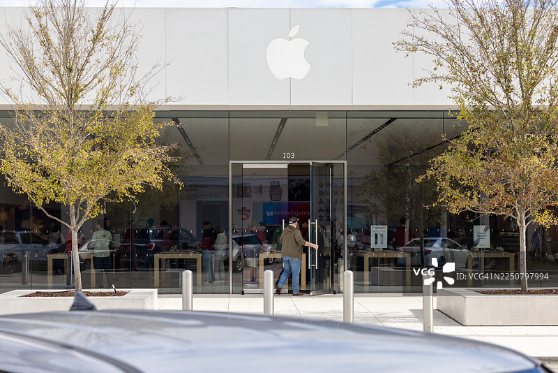 顾客光临市中心高端零售店图片素材