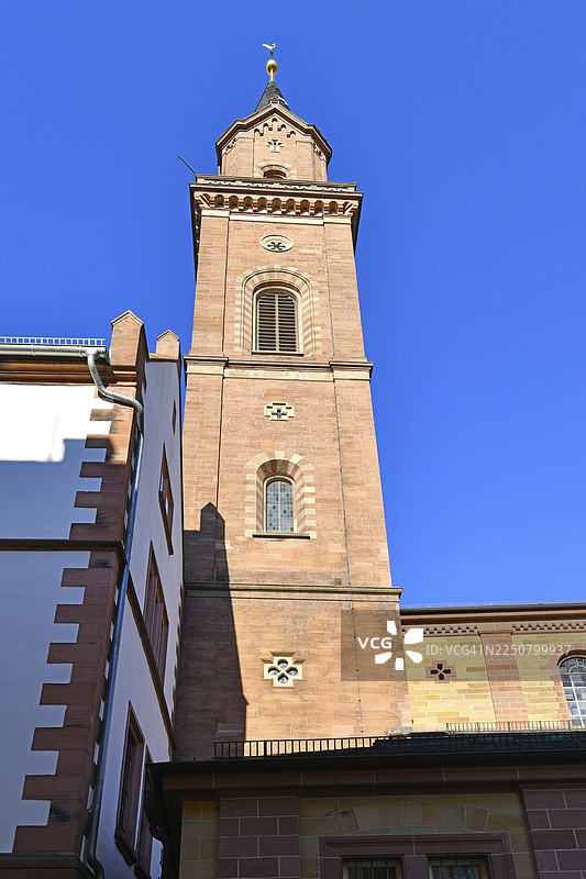 德国魏因海姆市天主教圣劳伦斯教堂的钟楼，背景为蓝天。图片素材