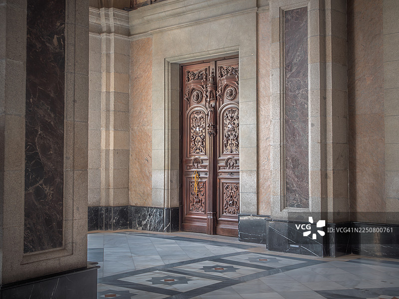 马德里圣弗朗西斯科大教堂（Real Basilica de San Francisco El Grande）的入口大厅特写，这是一座18世纪的新古典主义建筑，被列为国家保护建筑，其墙壁和地板均采用大理石建造，并配有一扇华丽的木门。图片素材