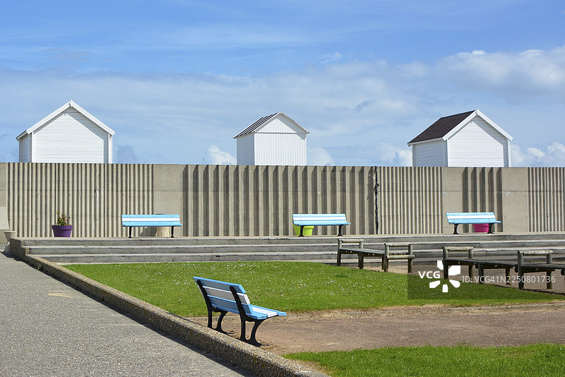 法国西北部诺曼底地区卡昂区卡尔瓦多斯省滨海圣欧班市的海滨木板路图片素材