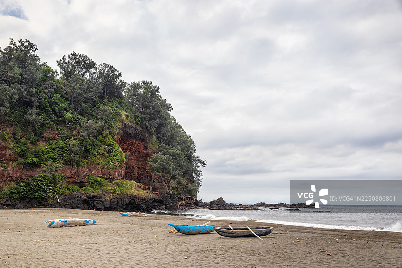 传统船只和硫磺湾海滩。瓦努阿图塔纳岛伊皮凯尔。图片素材