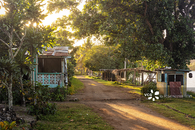 瓦努阿图谢法省恩古纳岛塔洛阿村庄景观图片素材