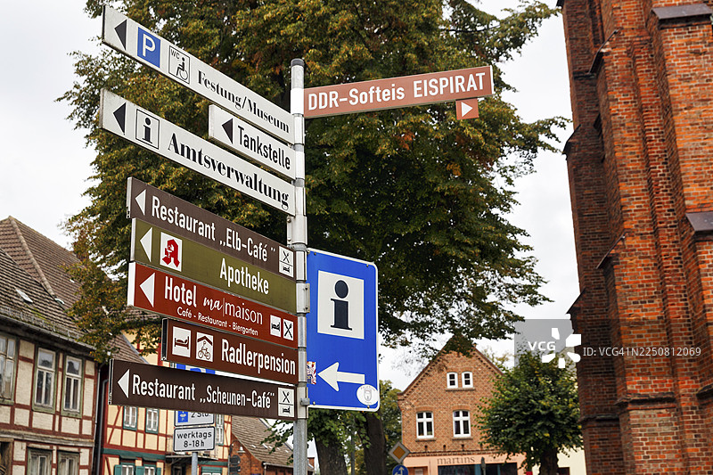 德国梅克伦堡-前波美拉尼亚州路德维希斯卢斯特-帕尔希姆地区多米茨的易北河自行车道上的各种游客和骑行者指示牌，包括旅游信息、酒店、餐厅指示牌图片素材