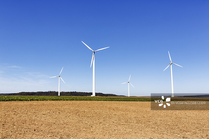风电场，风力涡轮机，田野，蓝天，哥廷根，德国图片素材