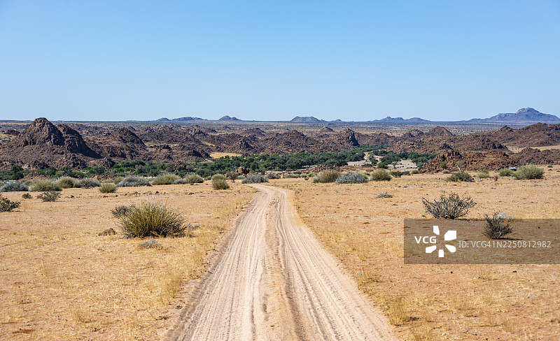 沙漠景观中的沙土小径，布兰德堡，埃龙戈，达马拉兰，纳米比亚图片素材