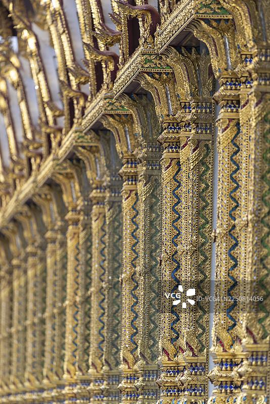 带有莱克诺克（Lai Kranok）马赛克装饰的柱子，也称金色、马赛克装饰的泰国寺庙柱子（Sao），装饰有莱克诺克风格，这是曼谷风格（拉达那哥欣建筑）的典型特征，位于禅定寺（Wat Chana）外殿（Ubosot）的外立面。图片素材