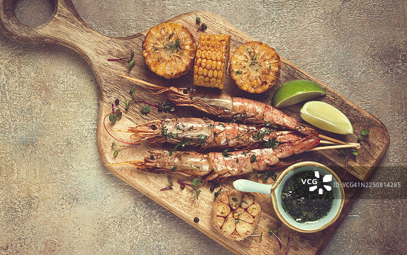 烤串上的龙虾，虾肉串，配炸玉米、香料和香草，自制，无人图片素材
