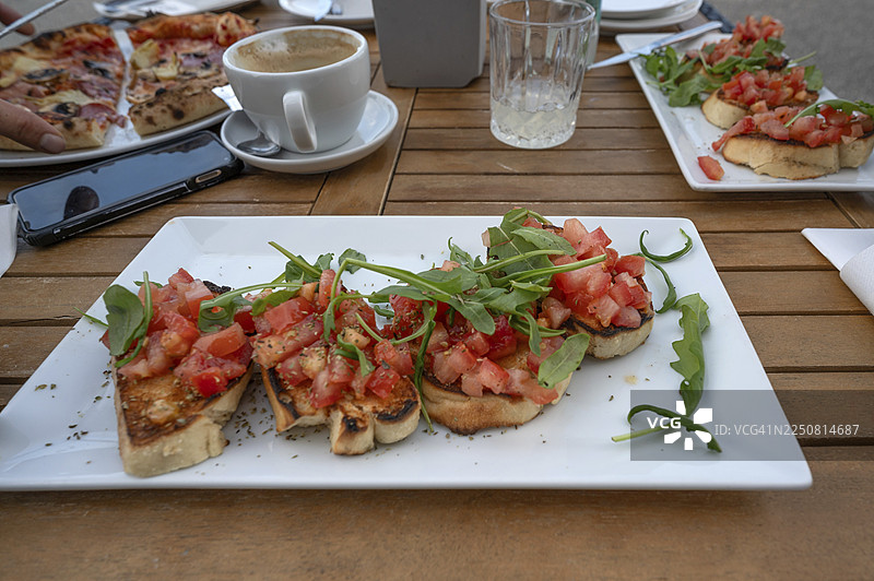 德国梅克伦堡-前波美拉尼亚州达尔斯阿伦斯霍普花园咖啡馆供应的意式烤面包和披萨图片素材