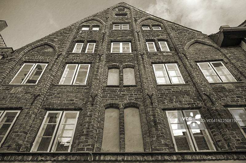 砖砌哥特式房屋，建于1321年，棕褐色调，位于德国石勒苏益格-荷尔斯泰因州汉萨同盟城市吕贝克图片素材