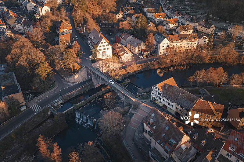 德国普福尔茨海姆迪尔维森施泰因，风景如画的村庄空中俯瞰，有河流、桥梁和秋天的色彩图片素材