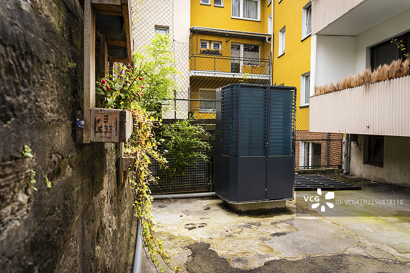 德国伍珀塔尔后院的 the heat pump，经过数字修复图片素材