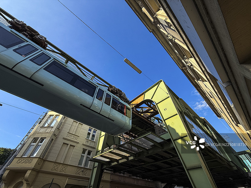 悬挂式单轨列车抵达德国伍珀塔尔的松恩博恩站图片素材