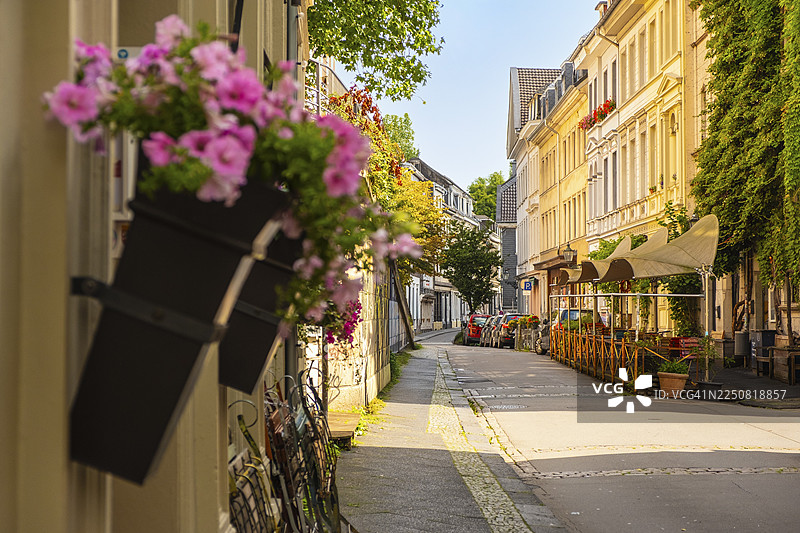 德国伍珀塔尔老城区的路易森区（Luisenviertel）的路易森街（Luisenstraße），夜生活区，经过数字修复图片素材