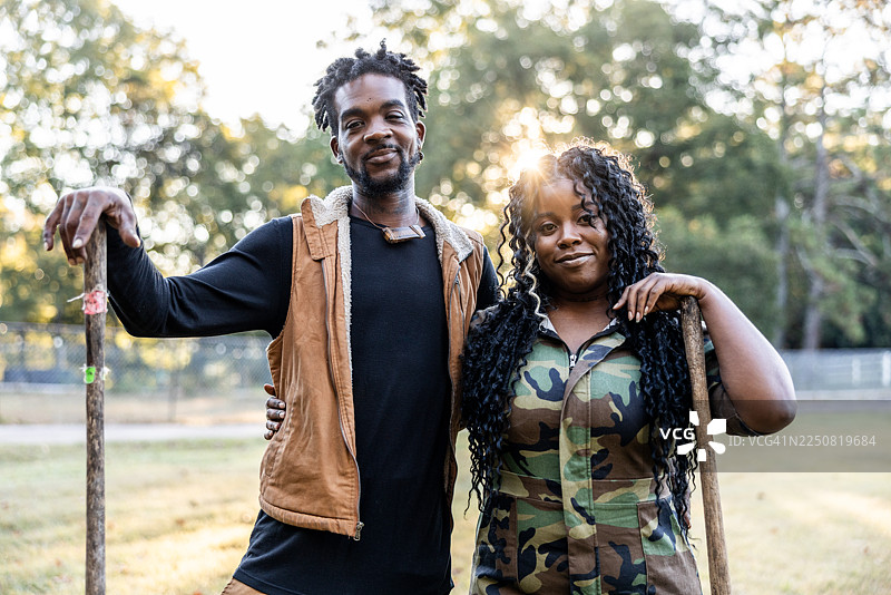 城市农夫夫妇在田野中的肖像图片素材