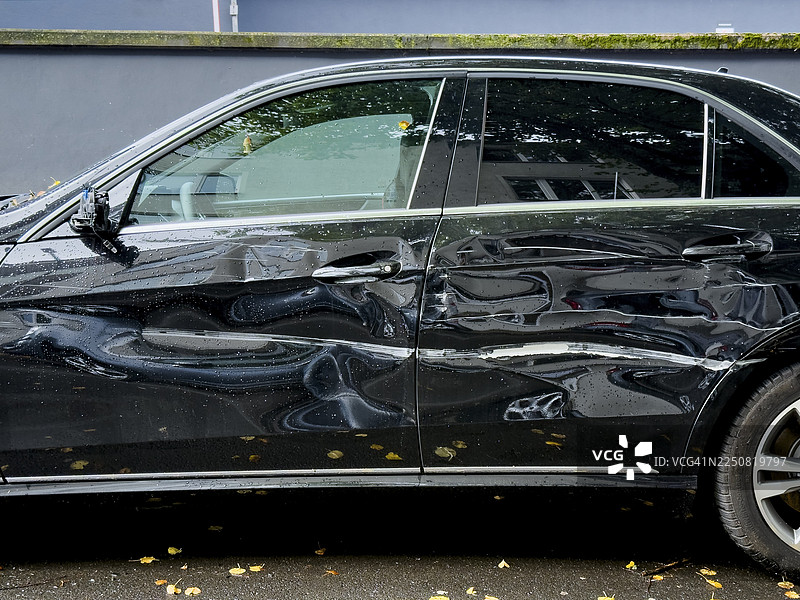 德国伍珀塔尔发生交通事故后，汽车车门凹陷，车身严重受损图片素材