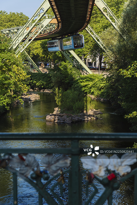 德国伍珀塔尔，伍珀河床上的伍珀塔尔悬挂式缆车（埃尔伯费尔德段）图片素材