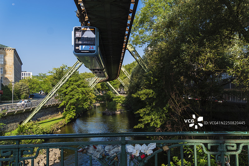 德国伍珀塔尔，埃尔伯费尔德的伍珀河上方，伍珀塔尔悬挂式列车图片素材