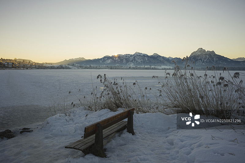 日出，霍普芬湖，靠近菲森，东阿尔高，阿尔高，上施瓦本，施瓦本，巴伐利亚，德国图片素材