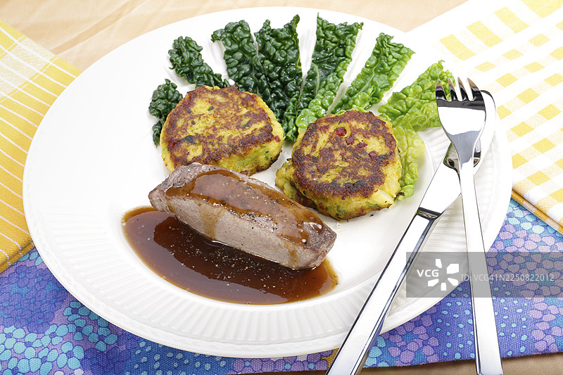 施瓦本菜肴，野猪肉饼配萨伏依卷心菜饼，肉类菜肴，烤制，丰盛，家常菜，典型的施瓦本风味，摆盘，传统菜肴新演绎，美食摄影，影棚，德国图片素材