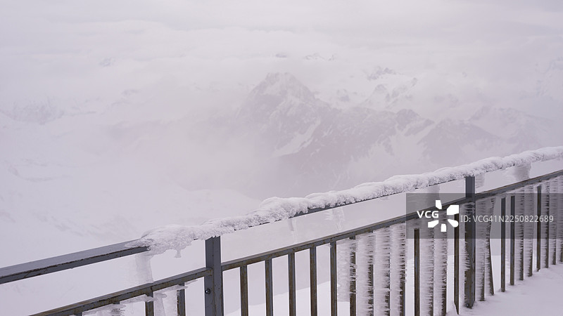 五月冬日初临,从海拔2224米的 Nebelhorn 山顶站远眺海拔2259米的比伐特山,阿尔高阿尔卑斯山,阿尔高,巴伐利亚,德国图片素材