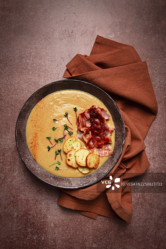 南瓜奶油汤、咖喱、炸培根、布鲁斯凯塔薯片、微型蔬菜、俯视、无人图片素材