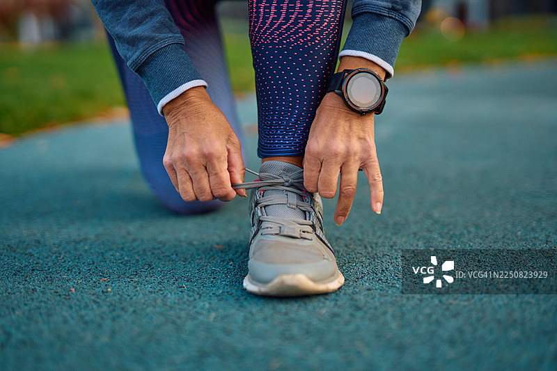 老年人双手系跑步鞋鞋带准备运动图片素材