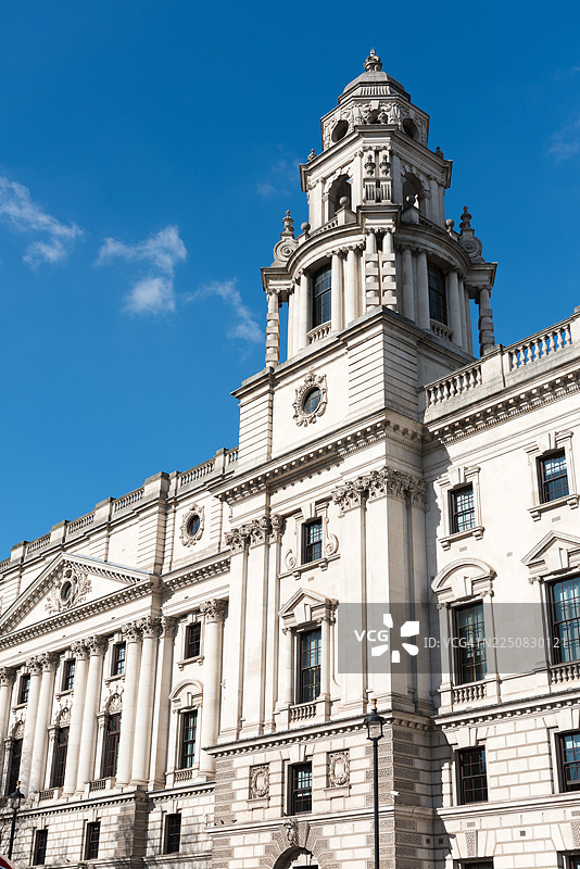 英国政府财政部大楼（伦敦，白厅）的低角度视图。图片素材