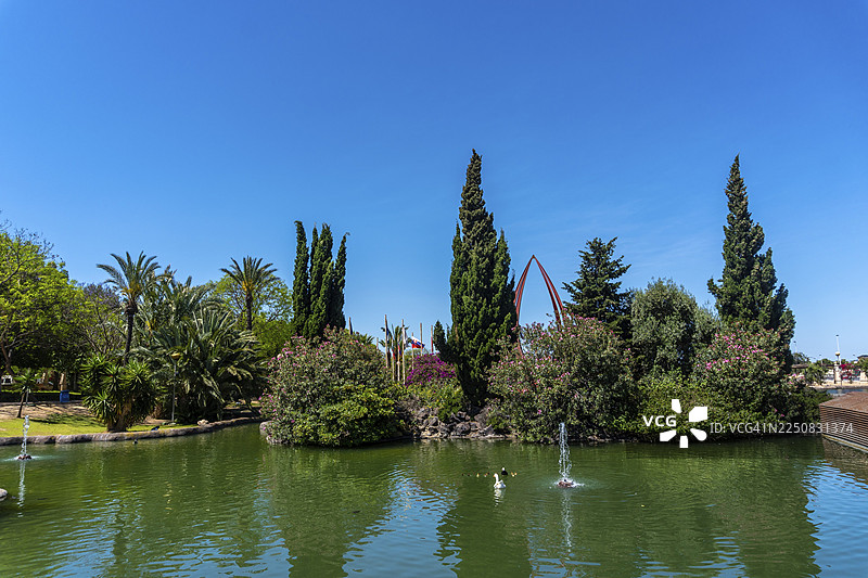 地中海，西班牙阿利坎特省托雷维耶哈市，国家公园中心的美丽湖泊。图片素材