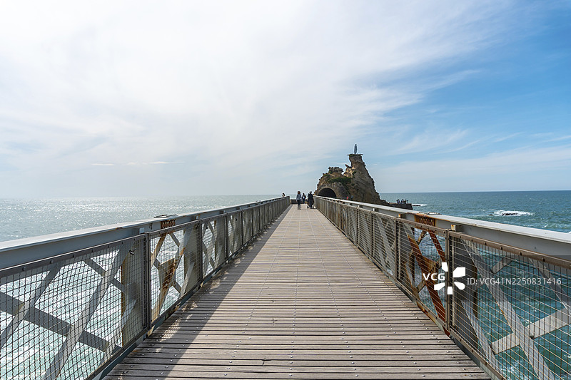 法国东南部度假胜地比亚里茨海港旧海滩的木桥，比亚里茨，大西洋比利牛斯省图片素材