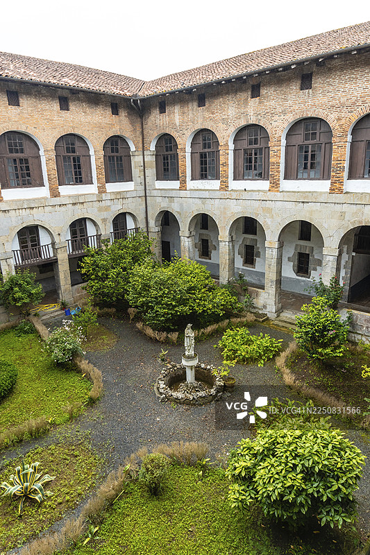 俯瞰吉普斯夸省阿斯科伊蒂亚镇圣克拉拉修道院的庭院，该修道院毗邻乌罗拉河，由唐·佩德罗·德·苏阿祖拉创立。巴斯克地区图片素材