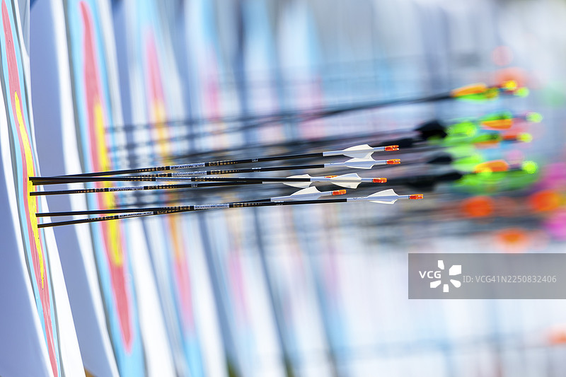 许多彩色箭靶插在射箭靶上图片素材