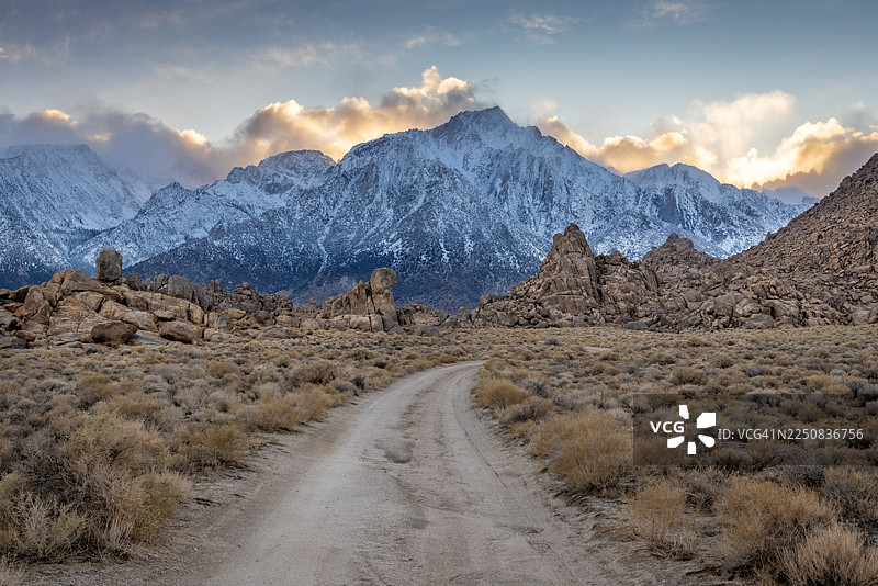 通往东部内华达山脉孤松峰的道路图片素材
