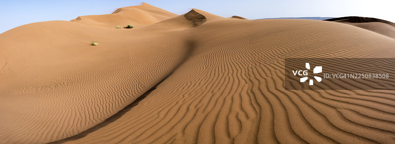 摩洛哥南部撒哈拉沙漠的壮丽全景。梅尔祖卡，德拉-塔菲拉勒特，拉希迪耶图片素材