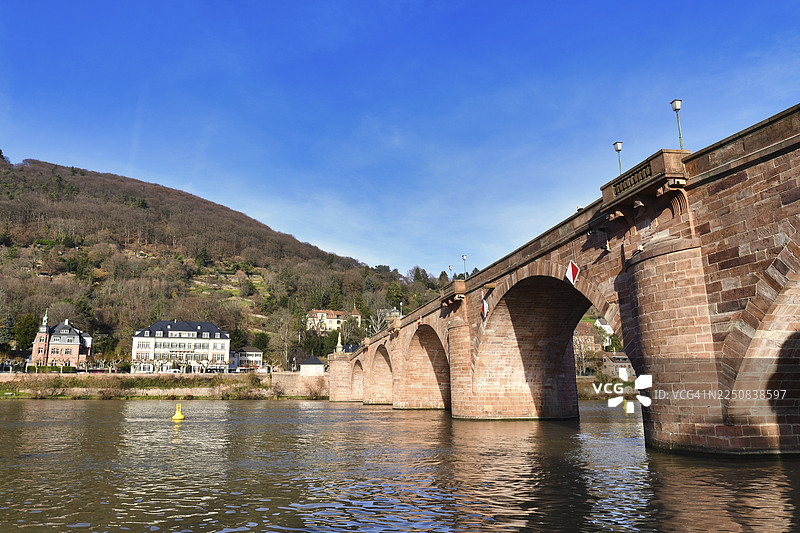 卡尔·特奥多桥，又称老桥，德语为Alte Brücke，是德国海德堡市一座跨越内卡河的拱桥图片素材