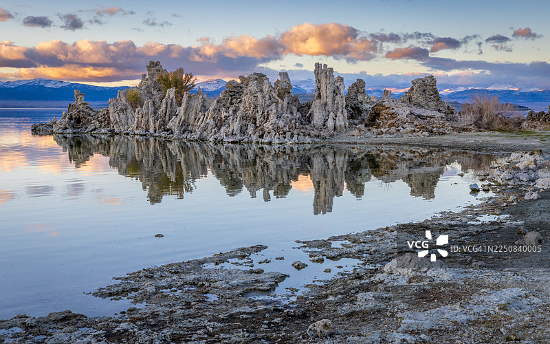 加州东部内华达山脉莫诺湖的凝灰岩地貌图片素材
