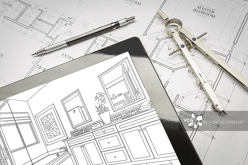 带有房屋平面图、铅笔和圆规的电脑平板，上面显示着主浴室设计图片素材