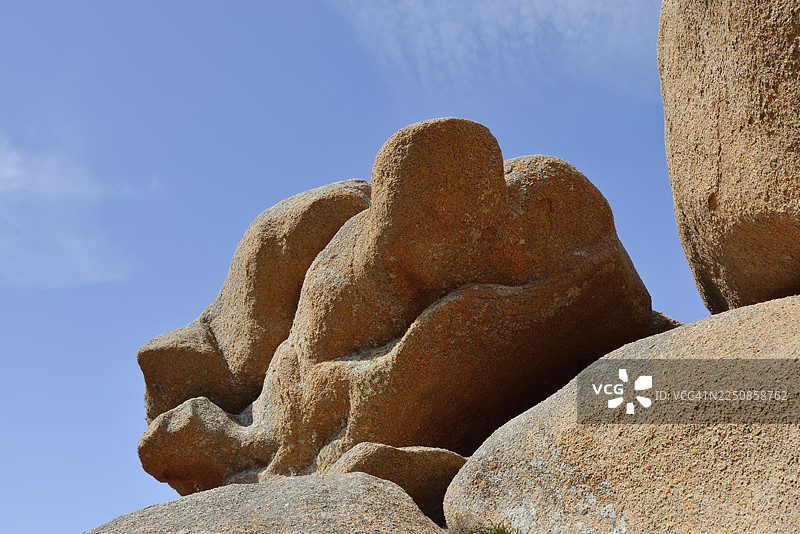 法国布列塔尼海岸的粉红花岗岩海岸，普卢马纳克附近的花岗岩岩石图片素材