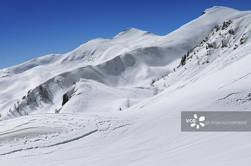 意大利特伦蒂诺-上阿迪杰大区，圣马尔蒂诺-迪卡斯特罗扎，托尼奥拉山阿尔卑滑雪区图片素材