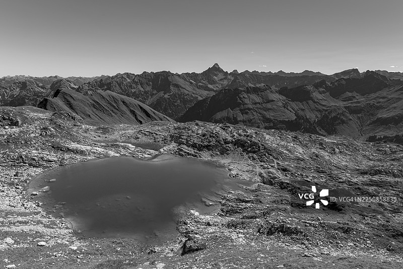 劳夫比希尔湖上方的山峦全景，后面是霍赫沃格尔峰，海拔2592米，阿尔高阿尔卑斯山，阿尔高，巴伐利亚，德国图片素材