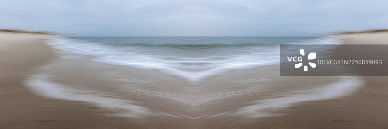 镜像图片，模糊，北海的叙尔特海滩上的波浪，瓦登海国家公园，叙尔特，霍尔努姆，北弗里斯兰，石勒苏益格-荷尔斯泰因，德国 | 镜像图片，模糊，海滩上的波浪，北海，瓦登海国家公园，叙尔特，石勒苏益格-荷尔斯泰因，德国图片素材